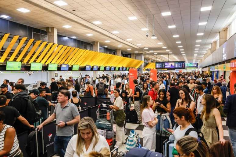 Passageiros aguardam no check-in após voos serem cancelados devido ao vendaval que atingiu a cidade de São Paulo.