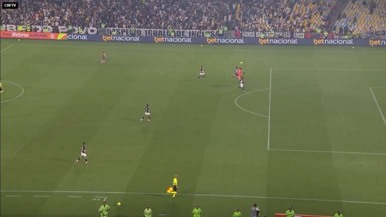 Lance entre Everaldo e Léo Jardim em clássico pela semi da Copa do Brasil  –