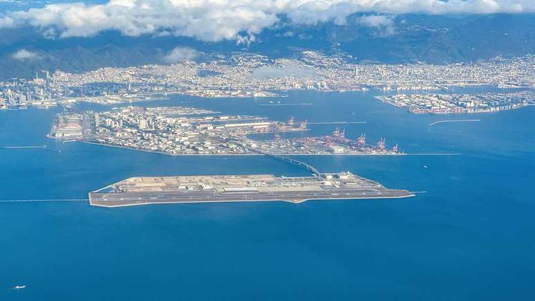 Quando o Aeroporto Internacional de Kansai foi projetado, na d&eacute;cada de 1980, os especialistas j&aacute; sabiam que o solo da ba&iacute;a de Osaka era problem&aacute;tico &ndash; depositphotos.com / toa55