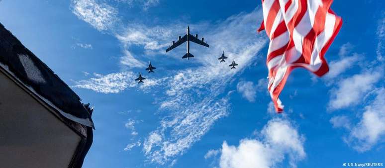 Aviões dos EUA sobrevoando porta-aviões estacionado no Atlântico em novembro 