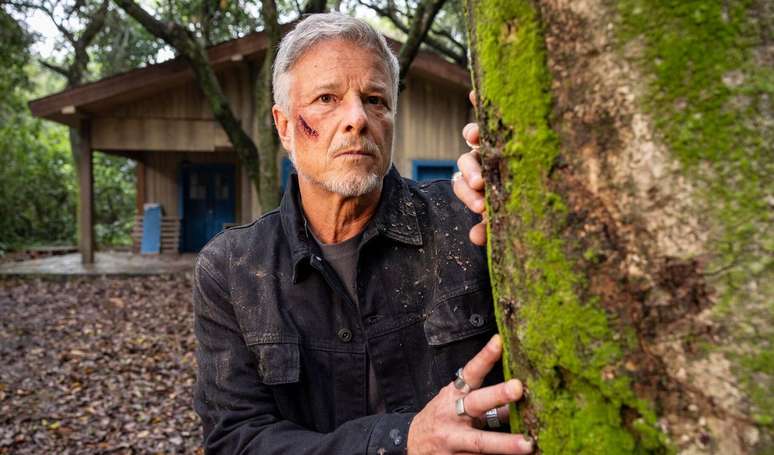 ஜாக்ஸ் (மார்செல்லோ நோவாஸ்) 'டோனா டி மிம்' என்ற சோப் ஓபராவில் ஒரு பாரில் இசையை வாசிப்பார்.