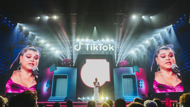 Pabllo Vittar emociona o público ao homenagear Preta Gil durante o TikTok Awards 2025.