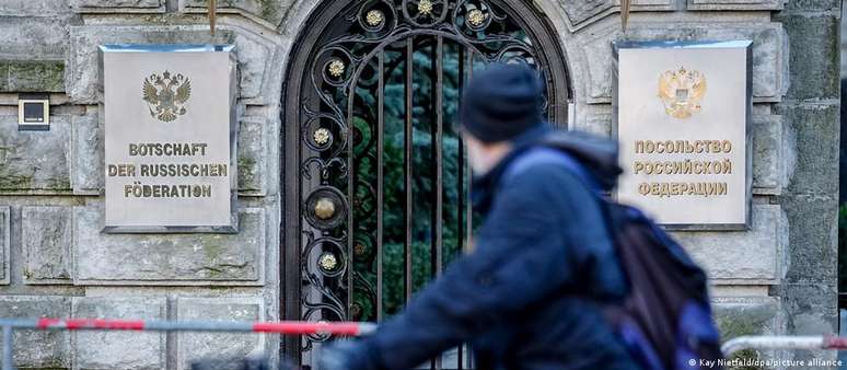 பெர்லினில் உள்ள ரஷ்ய தூதரகத்தின் தலைமையகம். ரஷ்யாவின் நடவடிக்கைகளை ஜெர்மனி கண்காணித்து வருவதாக தூதுவருக்குத் தெரிவிக்கப்பட்டது 