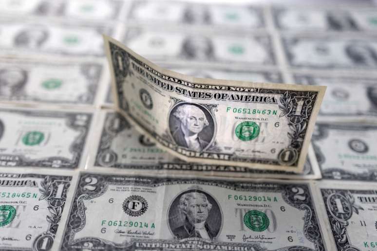 Notas de dólar
14/02/2022
REUTERS/Dado Ruvic/Ilustração