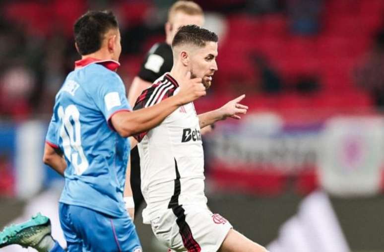 Bruno Henrique em ação contra o Cruz Azul –