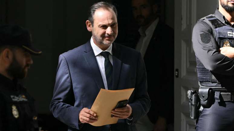 O ex-ministro espanhol dos Transportes, José Luis Ábalos, deixa o Supremo Tribunal após sua audiência por suspeita de corrupção, em Madri, em 15 de outubro de 2025 (imagem ilustrativa)