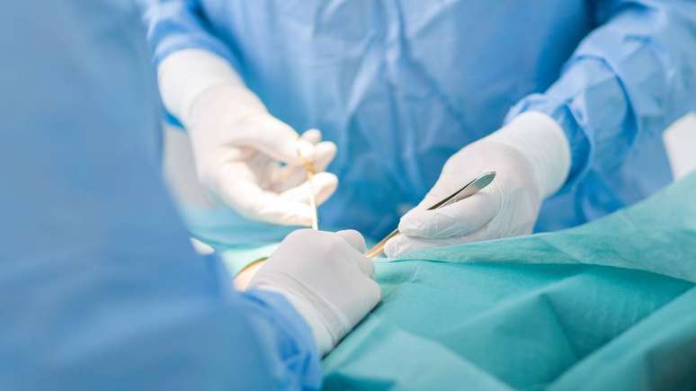 A discussão ética em torno dessa remodelação costal não se limita ao risco cirúrgico – depositphotos.com / StudioLaMagica