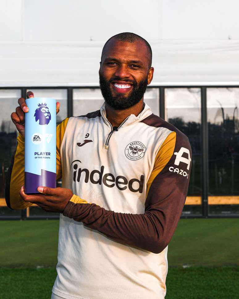 Igor Thiago sendo eleito o jogador do mês na Premier League 