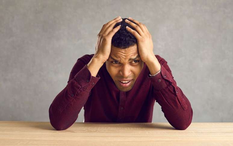 Quando um pensamento negativo puxa outro, parece impossível sair do ciclo — mas pequenas práticas diárias podem ajudar sua mente a respirar. /