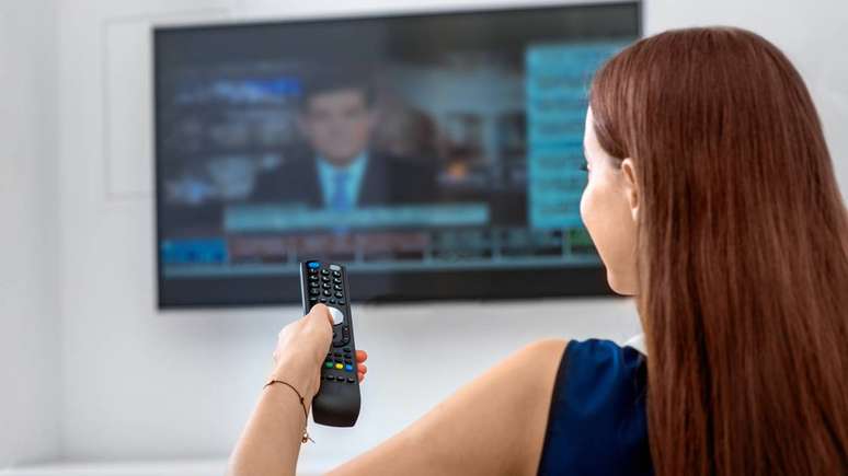 Com modelos cada vez mais avançados no Brasil, a melhor TV é aquela que equilibra tecnologia, recursos e custo-benefício para o seu dia a dia – depositphotos.com / rossandhelen