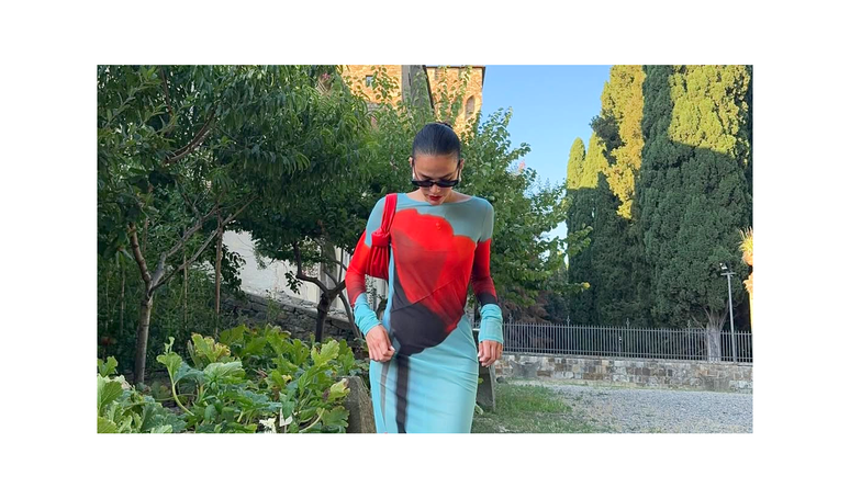 Esqueça os vestidos curtos. Aqui estão 10 vestidos maxi estilosos e confortáveis ​​para usar com sandálias em dias de praia.