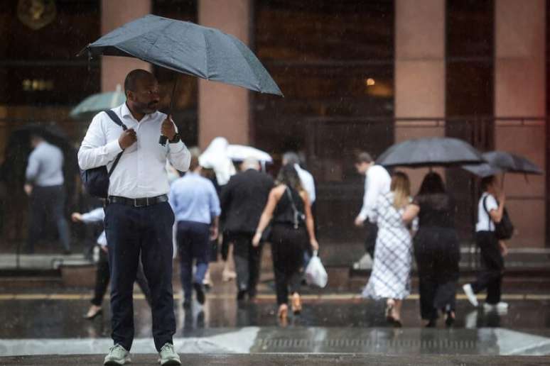 Pancadas de chuva podem vir acompanhadas de raios e granizo em algumas áreas.