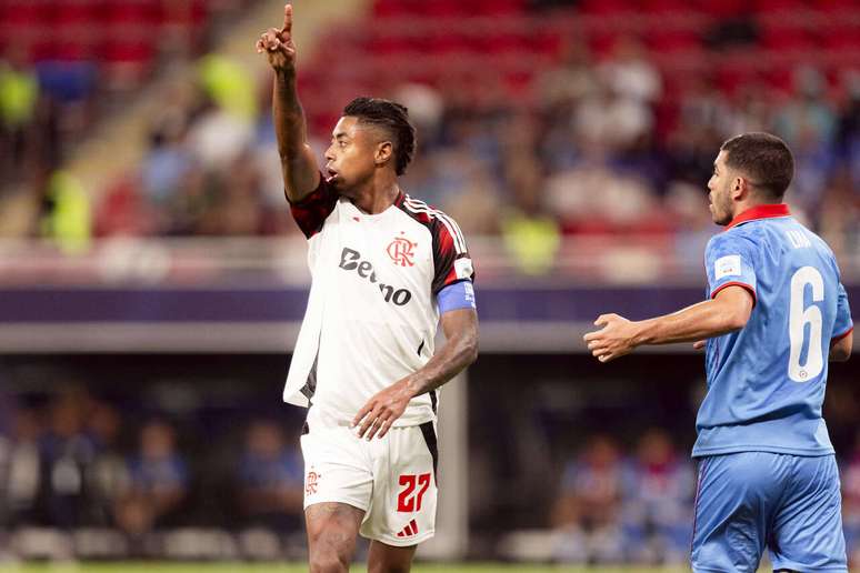 Bruno Henrique em ação contra o Cruz Azul –