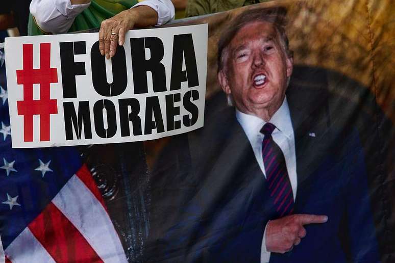 Protesto a favor de Jair Bolsonaro na Avenida Paulista em agosto, que teve críticas a Moraes e exaltação de Donald Trump