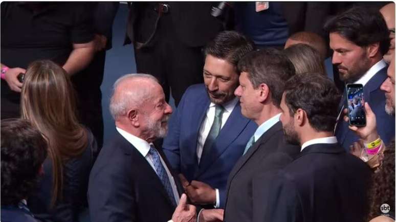 Presidente Lula ao lado de Tarcísio de Freitas, governador de São Paulo e Ricardo Nunes, prefeito de São Paulo, em evento do SBT
