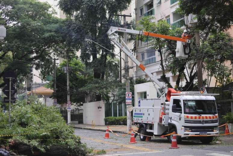 Funcionário da Enel realiza reparo em transformador na Rua Jurema, em Moema, na zona oeste da capital, na quinta-feira, 11 de dezembro de 2025.