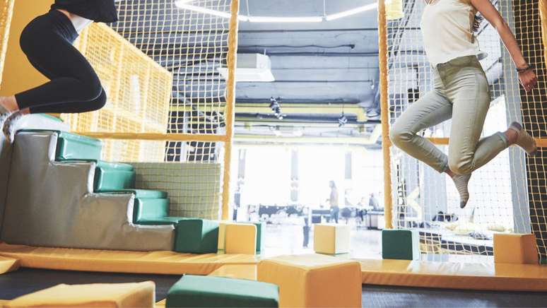 Adolescente sofreu acidente em cama elástica em parque e ficou tetraplégica, nos EUA