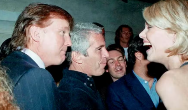 Donald Trump e Jeffrey Epstein em uma foto divulgada pelo Comitê de Supervisão da Câmara dos Representantes