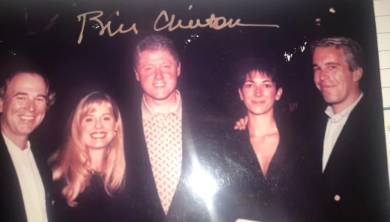 Bill Clinton com Ghislaine Maxwell e Jeffrey Epstein