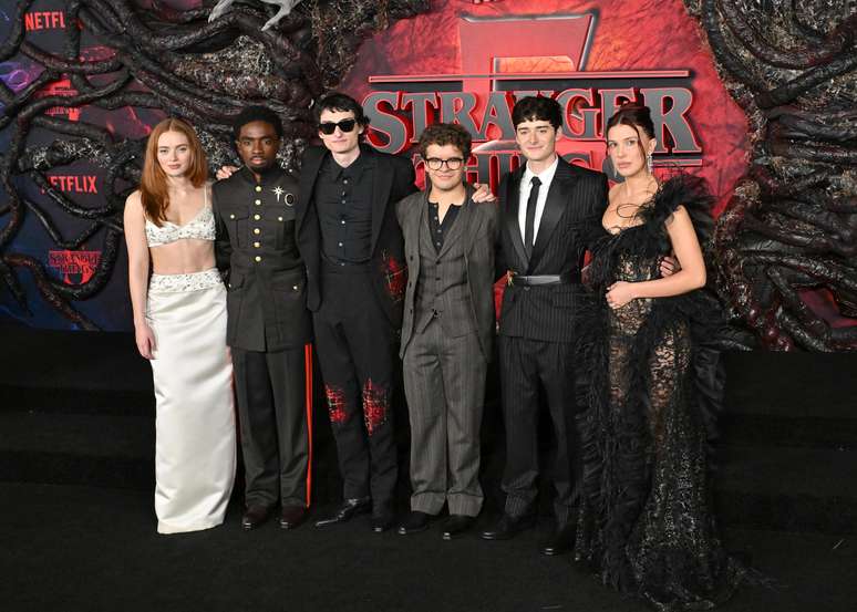 Sadie Sink, Caleb McLaughlin, Finn Wolfhard, Gaten Matarazzo, Noah Schnapp e Millie Bobby Brown na première de Stranger Things