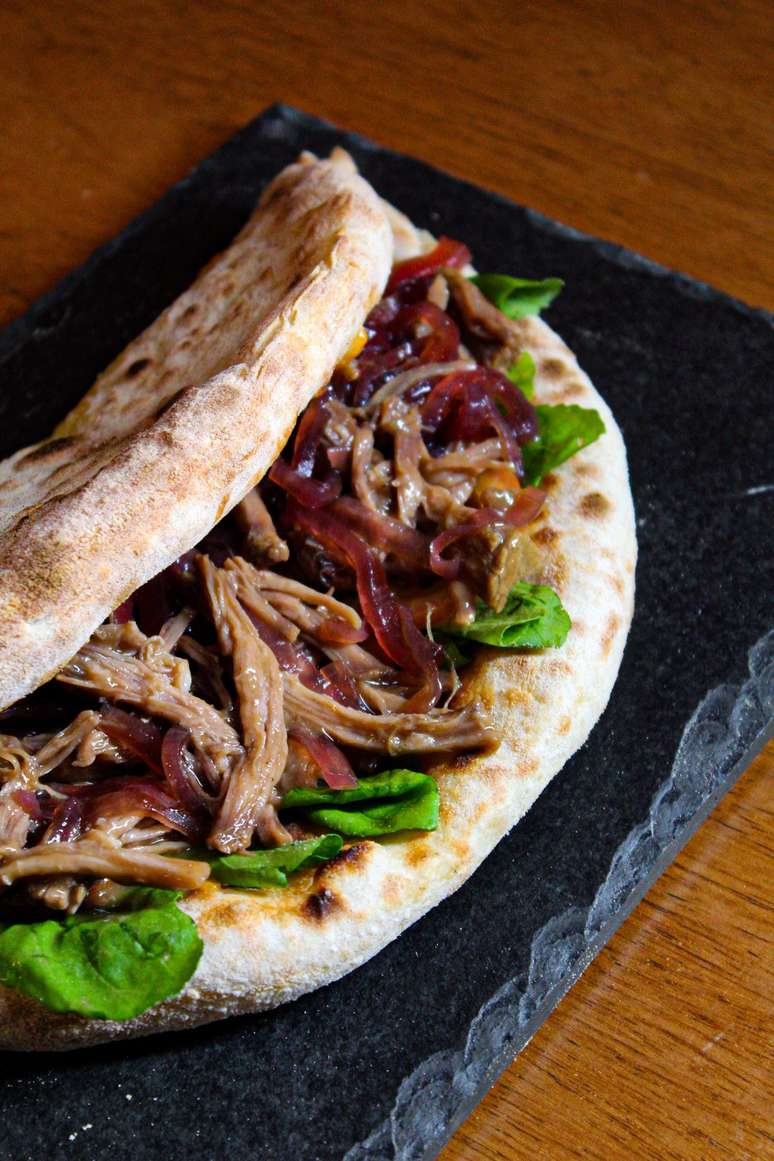 Panino no Bafo, prato que inclui queijo muçarela, rúcula, costela no bafo desfiada e cebola caramelizada.