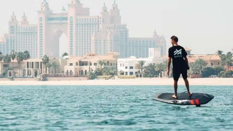 A Audi passou a comercializar no Brasil o Audi Aerofoils, uma prancha elétrica de alto desempenho 