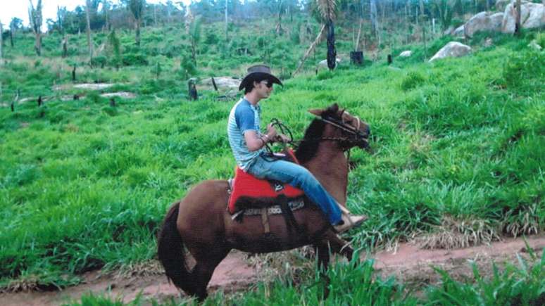 Country life was a difficult experience that made Tony want to return to the city and try for a better life. It's successful.