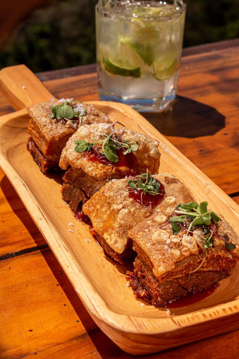 Torresmo do Mirante da Rocinha: assado em baixa temperatura, suculento por dentro e crocante por fora. Acompanha catchup de goiaba.