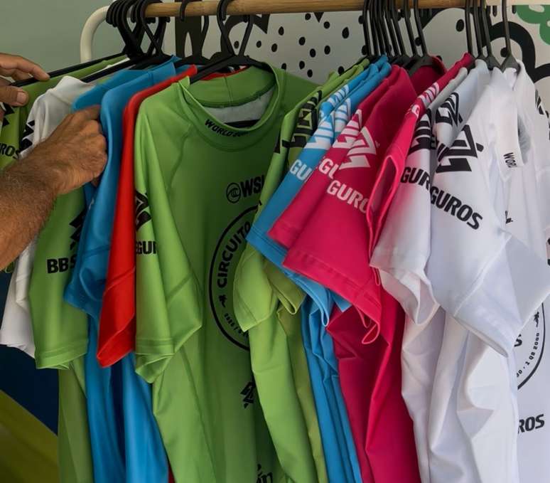 Conheça as lycras, roupas coloridas usadas por surfistas em competições oficiais