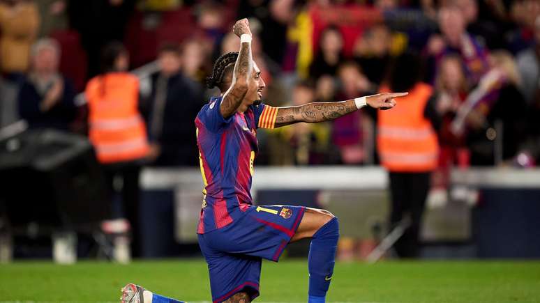 Raphinha comemora um dos gols na vitória do Barcelona