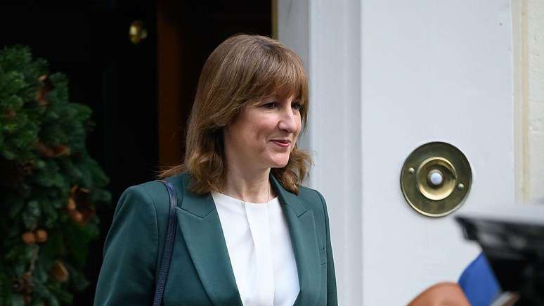 இரண்டு குழந்தைகளுக்கு மேல் பெற்ற பிறகு, இங்கிலாந்தில் உள்ள குடும்பங்கள் சமூக உதவிகளைப் பெற தொழிலாளர் அரசாங்கம் அனுமதிக்கும் என்று துணை அமைச்சர் ரேச்சல் ரீவ்ஸ் அறிவித்தார்.