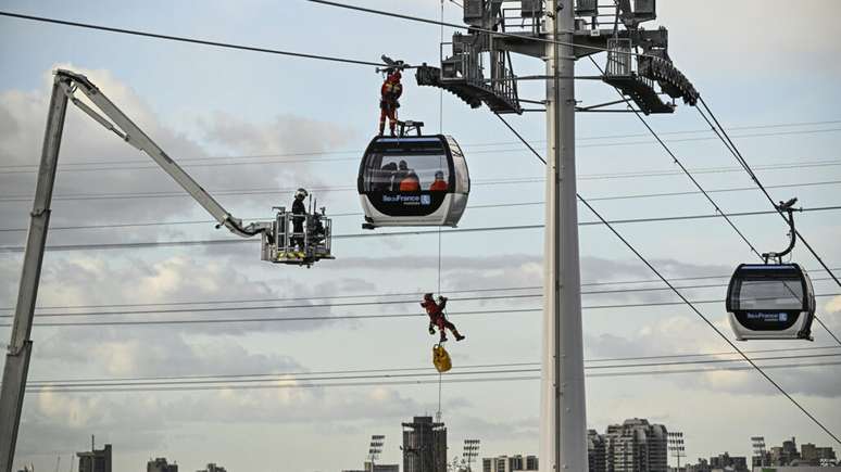 Bombeiros de Paris realizaram um teste de segurança, treinando a evacuação de passageiros das cabines, antes da inauguração do primeiro teleférico urbano da região parisiense, neste sábado 13 de dezembro de 2025.