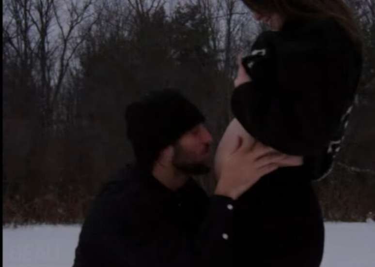 Josh Allen beija barriga de Hailee Steinfeld em vídeo de anúncio de gravidez publicado pelo casal