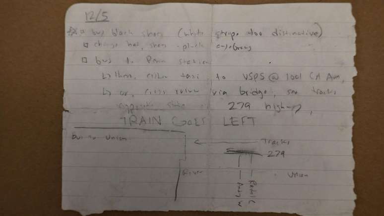 Os promotores disseram que Mangione carregava um bilhete que parecia ser uma lista de tarefas, com instruções para "trocar de chapéu, sapatos e depilar as sobrancelhas".