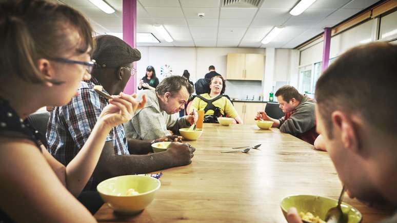 நிக்கோலின் குடும்பத்தைப் போலவே இங்கிலாந்தில் உள்ள பலர் தங்கள் தேவைகளைப் பூர்த்தி செய்ய உணவு வங்கிகளை நம்பியுள்ளனர்.