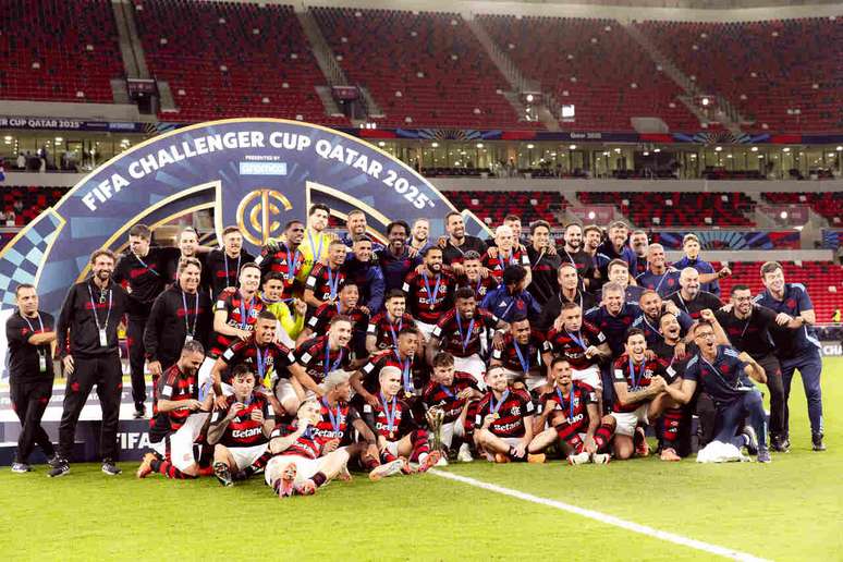 Pedro  (último à direita entres os sentados) e os companheiros posam após a vitória sobre o Pyramids. O triunfo, além de garantir a vaga na final do Interclubes, valeu o título da Taça Challenger.