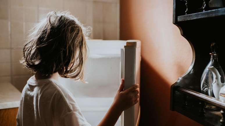 அரசாங்க தரவுகளின்படி, இங்கிலாந்தில் சுமார் 4.5 மில்லியன் சிறார்கள் வறுமையில் வாழ்கின்றனர்.