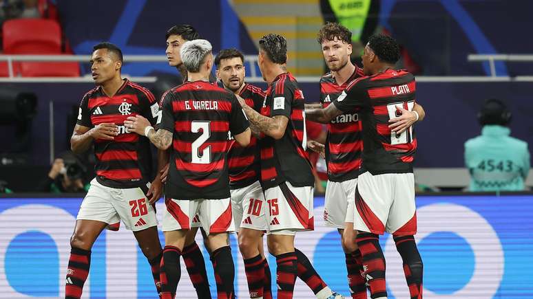 Jogadores do Flamengo comemoram gol de Léo Pereira