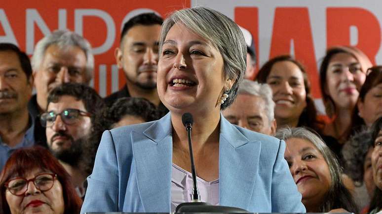 சிலியின் இடது மற்றும் மத்திய-இடதுகளின் பல்வேறு துறைகளை பிரதிநிதித்துவப்படுத்தும் தற்போதைய அரசாங்கத்தின் ஆதரவை Jeannette Jara பெற்றுள்ளார்.