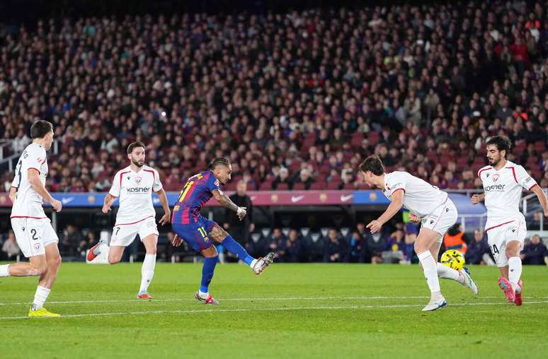 Raphinha marcou o primeiro gol, de fora da área, em um chute colocado de perna esquerda.