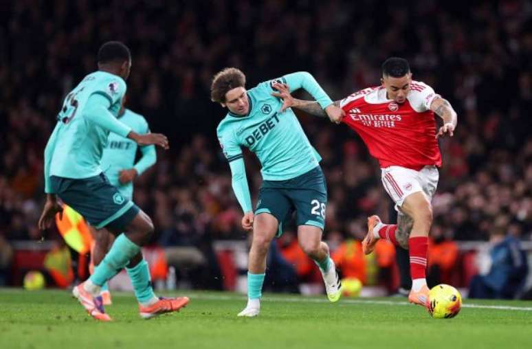 Gabriel Jesus esteve perto de marcar, mas quem acaba acertando a bola foi Mosquera, camisa 15 do Wolverhampton.