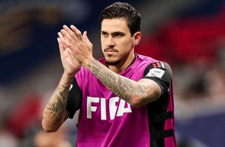 Pedro  (último à direita entres os sentados) e os companheiros posam após a vitória sobre o Pyramids. O triunfo, além de garantir a vaga na final do Interclubes, valeu o título da Taça Challenger.