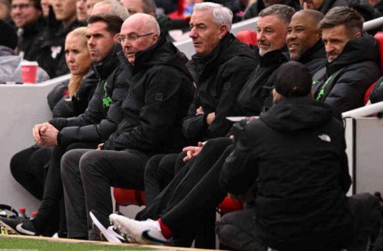 - Oli Scarff/AFP via Getty Images - Legenda: Ian Rush (centro) foi internado às pressas após sentir dificuldade para respirar