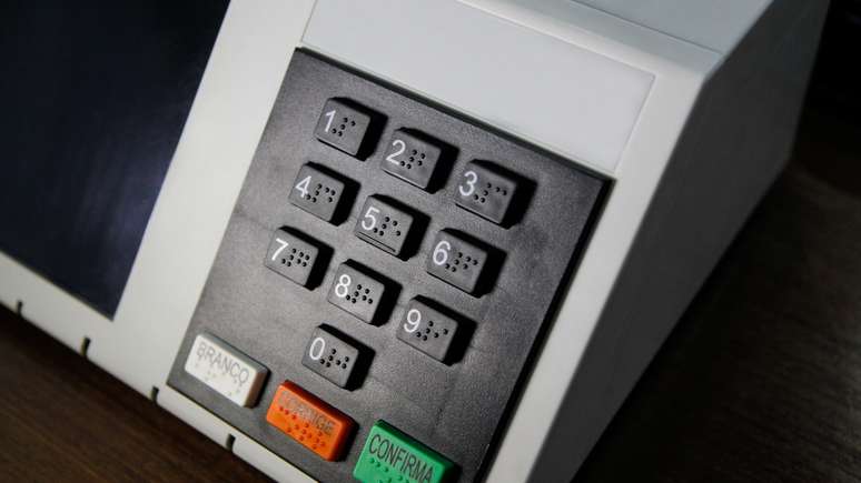 No próximo pleito eleitoral, os cidadãos brasileiros irão às urnas para eleger dois senadores por cada estado e pelo Distrito Federal