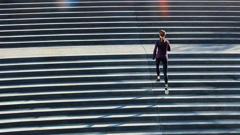 Atos simples como subir correndo um lance de escadas podem gerar benefícios significativos para a saúde