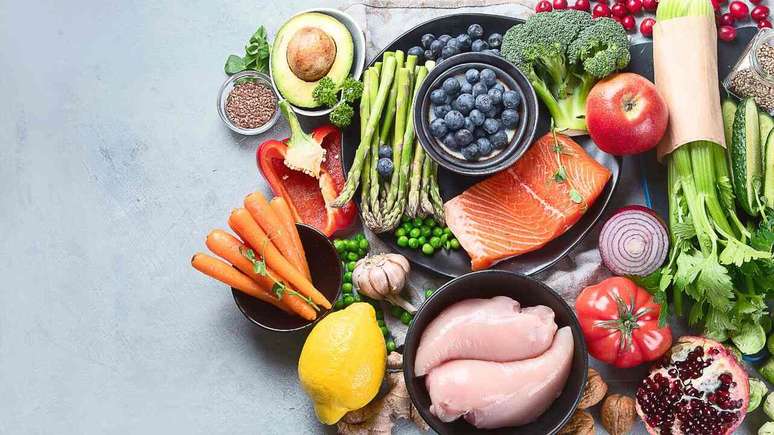 Alimentos nutritivos ajudam a manter a pele bonita no verão