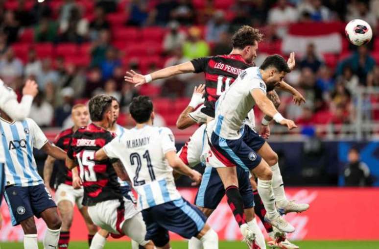 Jogadores do Flamengo levantam a taça Challenger aoós vencer o Pyramids. E agora, a final do Intercontinental.  Leo Pereura no centro