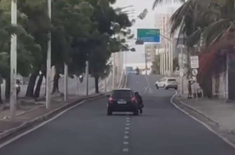 Motorista fez zigue-zague na via para tentar escapar do assalto