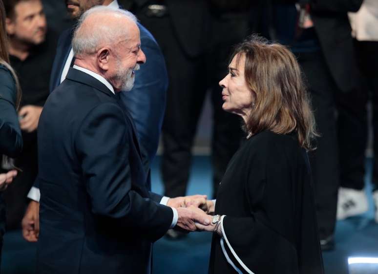 The president and the playwright, widow of Silvio Santos, had a conversation in the middle of the event with hundreds of guests