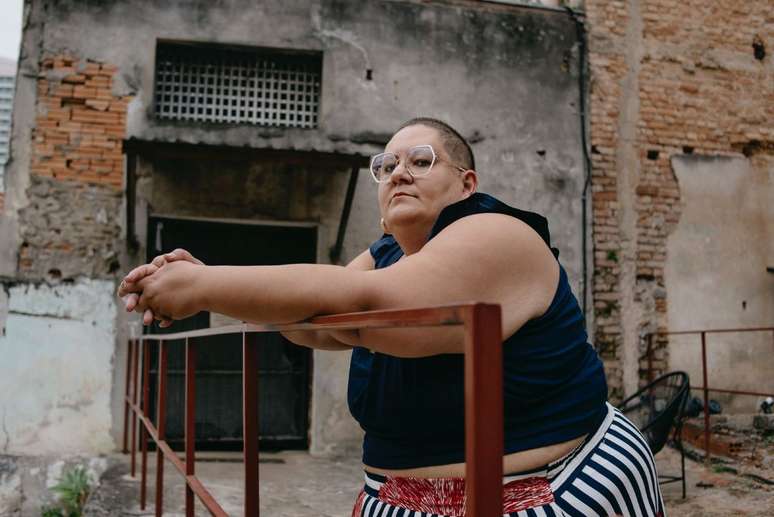 Jéssica Balbino dialoga diretamente com debates feministas contemporâneos, incluindo corpos dissidentes e realidades periféricas.